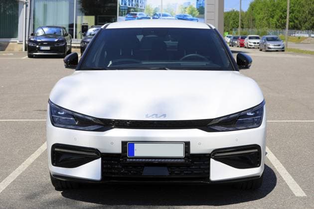 Weißer Kia EV6, vollelektrischer Crossover, geparkt bei einem Neuwagenhändler. Ansicht von vorne. Salo, Finnland. 11. Juni 2023 White Kia EV6 fully electric crossover car parked at the new car dealership. Front view. Salo, Finland. June 11, 2023 Copyright: imageBROKER TAINAxSOHLMAN ibliqx11605165.jpg