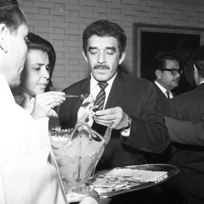 0600677221 ElComercioPeru LIMA, 8 DE SETIEMBRE DE 1967 ESCRITOR COLOMBIANO GABRIEL GARCIA MARQUEZ JUNTO A POETISA PERUANA BLANCA VARELA DURANTE UNA RECEPCION EN LA RESIDENCIA DEL ARQUITECTO SANTIAGO AGURTO CALVO. FOTO: EL COMERCIO LIMA CUL PeroÂº EDITORIAL USE ONLY *** 0600677221 ElComercioPeru LIMA, SEPTEMBER 8, 1967 COLOMBIAN WRITER GABRIEL GARCIA MARQUEZ TOGETHER WITH PERUVIAN POETESS BLANCA VARELA DURING A RECEPTION AT THE RESIDENCE OF ARCHITECT SANTIAGO AGURTO CALVO PHOTO EL COMERCIO LIMA CUL PeroÂº EDITORIAL USE ONLY  Copyright: xGDA ElxComercio PeroÂºx-xTodosxlosxderechosxreservados.xProhibidoxelxusoxoxreproducci&oacute;nxdexestaximagenxenxPeroÂºx ELxCOMERCIOx peelcomerciopic061123