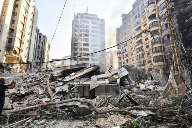 Bilder des Jahres 2024, News 10 Oktober News Themen der Woche KW43 News Bilder des Tages Israeli Airstrike In Beirut, Lebanon Damage occurs at the site of overnight Israeli airstrikes that target Beirut s southern suburb of Hadath in Beirut, Lebanon, on October 27, 2024, amid the ongoing war between Israel and Hezbollah. beirut Lebanon  Copyright: xFadelxItanix originalFilename: itani-notitle241027_npX1V.jpg