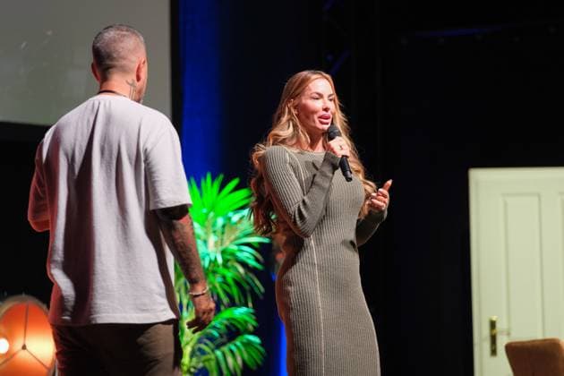Der Rapper Bushido (Anis Mohamed Youssef Ferchichi) zusammen mit seiner Frau Anna Maria Ferchichi auf Livetour zum gemeinsamen Podcast Der Bushido Podcast - Im Bett mit Anna-Maria & Anis Ferchichi im Haus Auensee Leipzig. Das Paar lebt mit seinen Kindern in Dubai Bushido und Anna Maria Ferchichi live *** Rapper Bushido Anis Mohamed Youssef Ferchichi together with his wife Anna Maria Ferchichi on a live tour for their joint podcast The Bushido Podcast In bed with Anna Maria Anis Ferchichi at Haus Auensee Leipzig The couple live with their children in Dubai Bushido and Anna Maria Ferchichi live