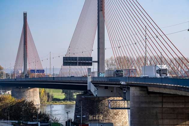 Friedrich-Ebert-Brücke über den Rhein bei Bonn, auch Nordbrücke genannt, Autobahnbrücke der A565, Schrägseilbrücke, NRW, Deutschland Friedrich-Ebert-Brücke *** Friedrich Ebert Bridge over the Rhine near Bonn, also known as the North Bridge, highway bridge on the A565, cable-stayed bridge, NRW, Germany Friedrich Ebert Bridge