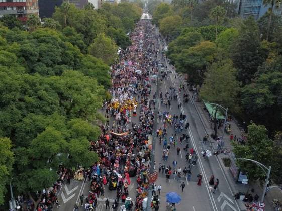 People dressed up as catrinas and made up as skulls taking part during the Mega Parade of Catrinas 2024, on the occasion of Day of the Dead celebrations at Reforma avenue. on October 27, 2024 in Mexico City, Mexico. Mexico City Mexico - ZUMAe321 20241027_zia_e321_025 Copyright: xCarlosxSantiagox