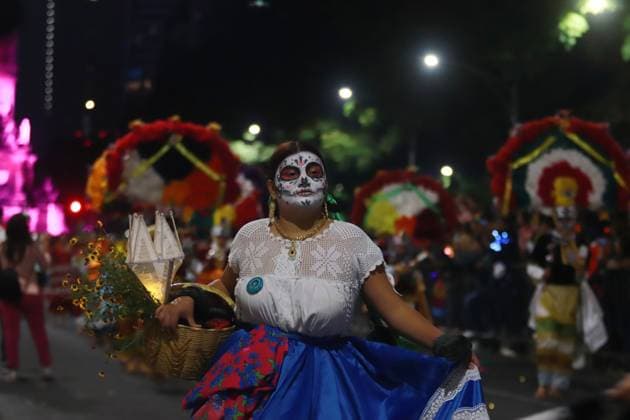 People dressed up as catrinas and made up as skulls taking part during the Mega Parade of Catrinas 2024, on the occasion of Day of the Dead celebrations at Reforma avenue. on October 27, 2024 in Mexico City, Mexico. Mexico City Mexico - ZUMAe321 20241027_zia_e321_007 Copyright: xCarlosxSantiagox