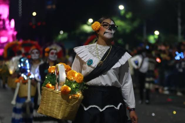 People dressed up as catrinas and made up as skulls taking part during the Mega Parade of Catrinas 2024, on the occasion of Day of the Dead celebrations at Reforma avenue. on October 27, 2024 in Mexico City, Mexico. Mexico City Mexico - ZUMAe321 20241027_zia_e321_008 Copyright: xCarlosxSantiagox