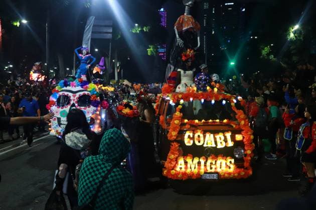 People dressed up as catrinas and made up as skulls taking part during the Mega Parade of Catrinas 2024, on the occasion of Day of the Dead celebrations at Reforma avenue. on October 27, 2024 in Mexico City, Mexico. Mexico City Mexico - ZUMAe321 20241027_zia_e321_010 Copyright: xCarlosxSantiagox