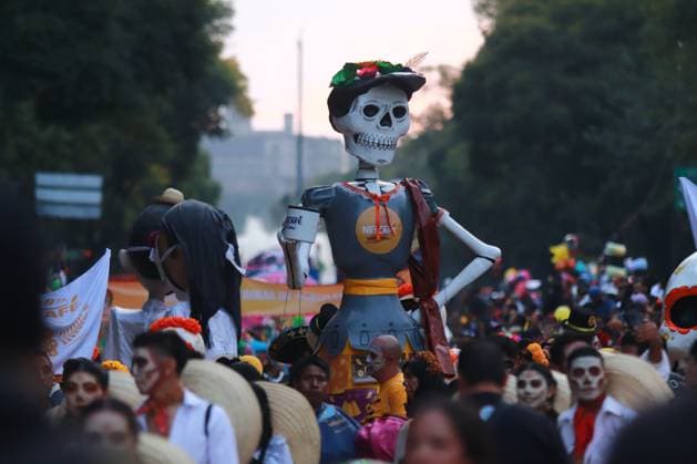 People dressed up as catrinas and made up as skulls taking part during the Mega Parade of Catrinas 2024, on the occasion of Day of the Dead celebrations at Reforma avenue. on October 27, 2024 in Mexico City, Mexico. Mexico City Mexico - ZUMAe321 20241027_zia_e321_011 Copyright: xCarlosxSantiagox