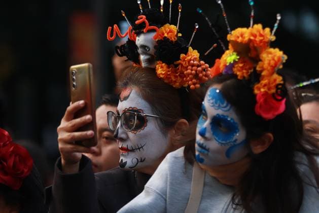 People dressed up as catrinas and made up as skulls taking part during the Mega Parade of Catrinas 2024, on the occasion of Day of the Dead celebrations at Reforma avenue. on October 27, 2024 in Mexico City, Mexico. Mexico City Mexico - ZUMAe321 20241027_zia_e321_013 Copyright: xCarlosxSantiagox