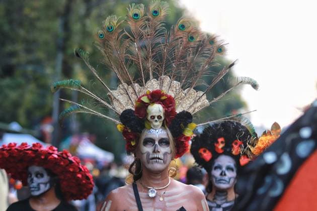 People dressed up as catrinas and made up as skulls taking part during the Mega Parade of Catrinas 2024, on the occasion of Day of the Dead celebrations at Reforma avenue. on October 27, 2024 in Mexico City, Mexico. Mexico City Mexico - ZUMAe321 20241027_zia_e321_016 Copyright: xCarlosxSantiagox