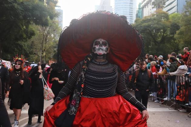 People dressed up as catrinas and made up as skulls taking part during the Mega Parade of Catrinas 2024, on the occasion of Day of the Dead celebrations at Reforma avenue. on October 27, 2024 in Mexico City, Mexico. Mexico City Mexico - ZUMAe321 20241027_zia_e321_017 Copyright: xCarlosxSantiagox
