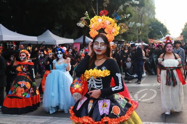 People dressed up as catrinas and made up as skulls taking part during the Mega Parade of Catrinas 2024, on the occasion of Day of the Dead celebrations at Reforma avenue. on October 27, 2024 in Mexico City, Mexico. Mexico City Mexico - ZUMAe321 20241027_zia_e321_018 Copyright: xCarlosxSantiagox