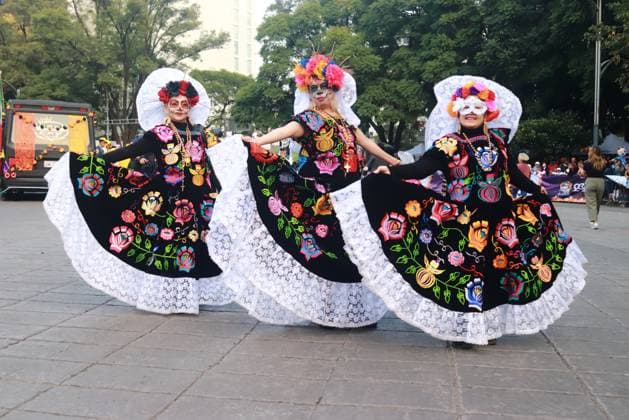 People dressed up as catrinas and made up as skulls taking part during the Mega Parade of Catrinas 2024, on the occasion of Day of the Dead celebrations at Reforma avenue. on October 27, 2024 in Mexico City, Mexico. Mexico City Mexico - ZUMAe321 20241027_zia_e321_021 Copyright: xCarlosxSantiagox