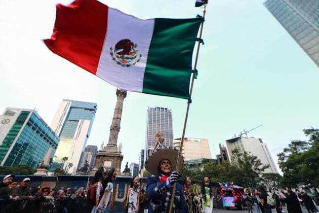 People dressed up as catrinas and made up as skulls taking part during the Mega Parade of Catrinas 2024, on the occasion of Day of the Dead celebrations at Reforma avenue. on October 27, 2024 in Mexico City, Mexico. Mexico City Mexico - ZUMAe321 20241027_zia_e321_026 Copyright: xCarlosxSantiagox