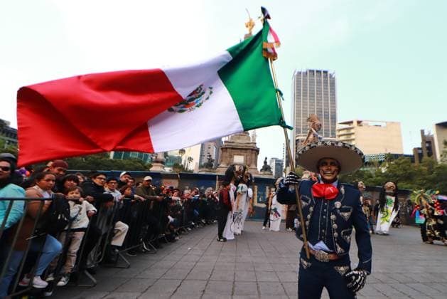 People dressed up as catrinas and made up as skulls taking part during the Mega Parade of Catrinas 2024, on the occasion of Day of the Dead celebrations at Reforma avenue. on October 27, 2024 in Mexico City, Mexico. Mexico City Mexico - ZUMAe321 20241027_zia_e321_027 Copyright: xCarlosxSantiagox