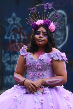 People dressed up as catrinas and made up as skulls taking part during the Mega Parade of Catrinas 2024, on the occasion of Day of the Dead celebrations at Reforma avenue. on October 27, 2024 in Mexico City, Mexico. Mexico City Mexico - ZUMAe321 20241027_zia_e321_030 Copyright: xCarlosxSantiagox