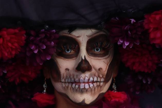 People dressed up as catrinas and made up as skulls taking part during the Mega Parade of Catrinas 2024, on the occasion of Day of the Dead celebrations at Reforma avenue. on October 27, 2024 in Mexico City, Mexico. Mexico City Mexico - ZUMAe321 20241027_zia_e321_031 Copyright: xCarlosxSantiagox