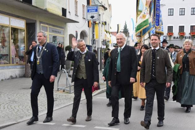 At the market square Parade participants Christian Bauer Mayor Grafing City Thomas Huber Mdl Joachim Herrmann Minister of the Interior Dr Andreas Lenz MdB Grafing City Bavaria 27 10 2024 Leonhardifahrt Grafing