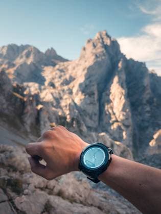 Creative Highlights Symbolfotos MR_ID24358_18629_JavierMartinez.jpg A close-up view of anonymous hiker s hand wearing a smartwatch displaying a map, set against the rugged backdrop of the peaks in Picos de Europa Model Released JavierMartinez_ID24358_706657_017 Copyright: xJavierxMartinezx RECORD DATE NOT STATED