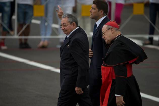 Papa Francisco en Cuba 19 de Septiembre de 2015 La Habana, Cuba El Papa Francisco arrivo al aeropuerto Internacional Jose Marti en la Habana donde fue recibido por el Presidente Raul Castro y otros jefes de estado. El Papa celebrara misa manana en la Plaza de la Revolucion. Durante esta gira visitara Cuba y los Estados Unidos. Foto: Especial Dennis M. Rivera Pichardo Puerto Rico EDITORIAL USE ONLY *** Pope Francis in Cuba September 19, 2015 Havana, Cuba Pope Francis arrived at Jose Marti International Airport in Havana where he was received by President Raul Castro and other heads of state The Pope will celebrate Mass tomorrow at the Plaza de la Revolucion During this tour he will visit Cuba and the United States Special Photo Dennis M  Copyright: xGDA ElxNuevoxDia PuertoxRicox-xTodosxlosxderechosxreservados.xProhibidoxelxusoxoxreproducci&oacute;nxdexestaximagenxenxPuertoxRicox DennisxManuelxRiverax prelnuevodiapic054868