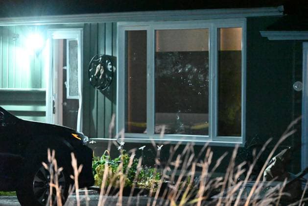 Two Women And A Man Found Dead Inside Home After Report Of Shooting In Huntsville Canada Police maintain a presence outside a home following the death of three people inside a home in Huntsville, Canada, on October 28, 2024. Early Monday morning, OPP stage outside a residence on Highview Drive in Huntsville. On Friday evening, October 25, a 52-year-old man calls police around 9 p.m. to inform them that he has weapons and has harmed two family members. Authorities deploy crisis negotiators and an Emergency Response Team. Police speak with the man over the phone, and when communications cease, authorities send a drone inside to search the home. The bodies of two deceased women are found, including the body of the deceased man. The cause of th  Copyright: xKylexMazzax originalFilename: mazza-notitle241028_np79C.jpg