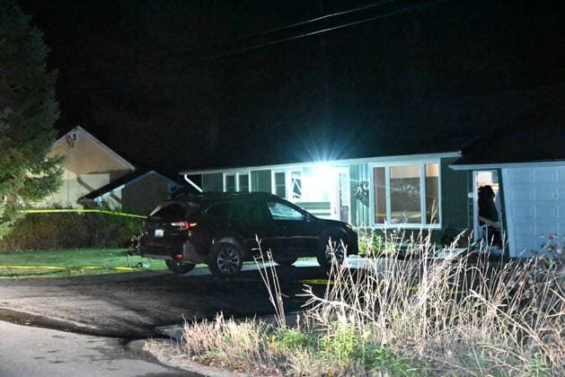 Two Women And A Man Found Dead Inside Home After Report Of Shooting In Huntsville Canada Police maintain a presence outside a home following the death of three people inside a home in Huntsville, Canada, on October 28, 2024. Early Monday morning, OPP stage outside a residence on Highview Drive in Huntsville. On Friday evening, October 25, a 52-year-old man calls police around 9 p.m. to inform them that he has weapons and has harmed two family members. Authorities deploy crisis negotiators and an Emergency Response Team. Police speak with the man over the phone, and when communications cease, authorities send a drone inside to search the home. The bodies of two deceased women are found, including the body of the deceased man. The cause of th  Copyright: xKylexMazzax originalFilename: mazza-notitle241028_nptUl.jpg