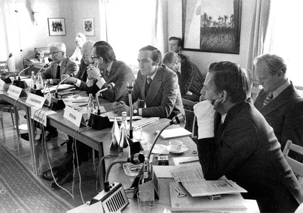 Vällingby 1974-09-22 Nobelsymposium om miljö pa Hässelby slott. Professor Boyd Shafer, professor Torgny Segerstedt, ambassadör Max Jakobsson, dr Jakobsson, dr Samuel Pisar och statsminister Olof Palme med handen i bandage Vällingby Sverige x12014x  Copyright: xSvD TTx NOBELSYMPOSIUM OM MILJÖ