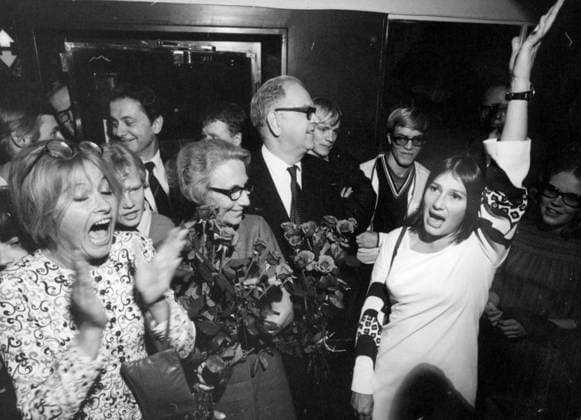 Stockholm 1968-09-15 Sangerskorna Monica Zetterlund (tv) och Monica Nilsen (th) sjunger för statsminister Tage Erlander (S) och hans hustru Aina i samband med andrakammarsvalet 1968 Stockholm Sverige x12014x  Copyright: xLennartxNygren SvD TTx VAL 1968 ERLANDER FIRAS