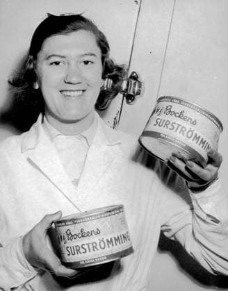 Östersund 1954-12-11 Försvaret blir bjudna pa Bockens surströmming av husmor Mary Carlsson Östersund Sverige x12014x  Copyright: xSvD TTx SURSTRÖMMING
