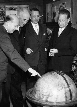 Stockholm 1954-12-22 Ragnar Lund, Birger Ekeberg, Uno Willers och Dag Hammarskjöld vid Unescos utställning i Kungliga biblioteket Stockholm Sverige x12014x  Copyright: xSvD TTx UNESCO-UTSTÄLLNING