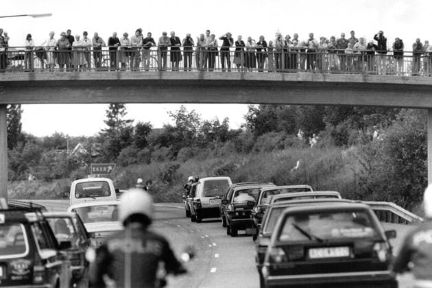 1985-07-01 Manga människor hade samlats efter kortegevägen för att ta ett sista farväl av förre statsministern Tage Erlander vars kista transporterades pa väg mot begravningen i Ransäter Ransäter Sverige x12014x  Copyright: xJackxMikrut SvD TTx TAGE ERLANDER BEGRAVNING