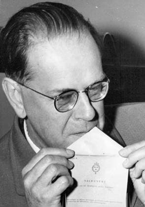 Stockholm 1952-09-22 Statsminister Tage Erlander (S) röstar i riksdagsvalet Stockholm Sverige x12014x  Copyright: xSvD TTx VAL 1952 (S) ERLANDER RÖSTAR