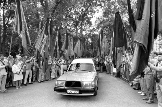1985-07-01 Manga människor hade samlats efter kortegevägen för att ta ett sista farväl av förre statsministern Tage Erlander vars kista transporterades pa väg mot begravningen i Ransäter Ransäter Sverige x12014x  Copyright: xJackxMikrut SvD TTx TAGE ERLANDER BEGRAVNING