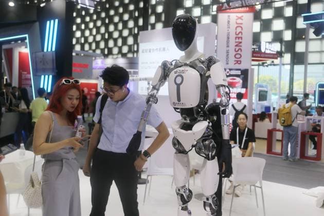 Unitree Robot at Fashionweek in Shanghai A Unitree robot dog and a model walk on the runway during Fashion Week in Shanghai, China, on October 27, 2024. Shanghai China  Copyright: xCFOTOx originalFilename: cfoto-unitreer241029_np8Ip.jpg