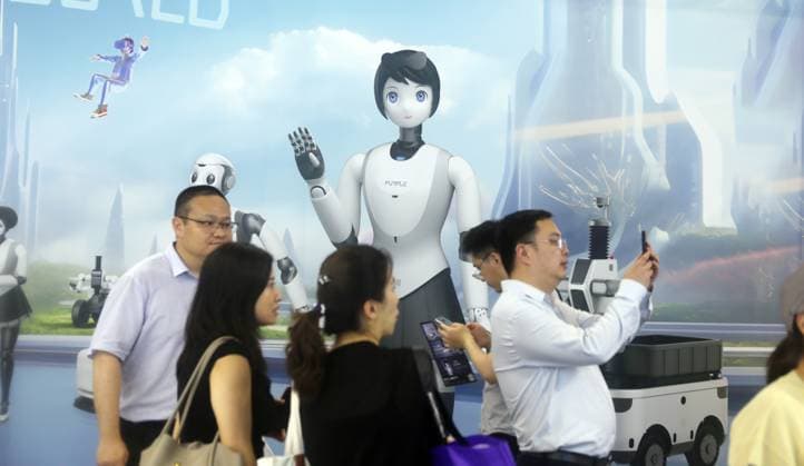 Unitree Robot at Fashionweek in Shanghai A Unitree robot dog and a model walk on the runway during Fashion Week in Shanghai, China, on October 27, 2024. Shanghai China  Copyright: xCFOTOx originalFilename: cfoto-unitreer241029_npcKg.jpg