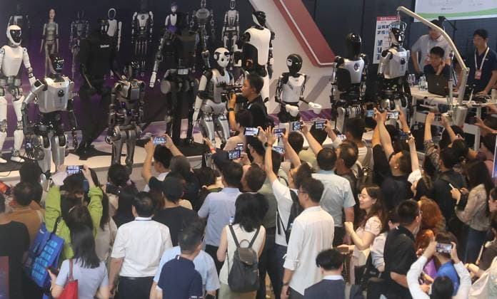 Unitree Robot at Fashionweek in Shanghai A Unitree robot dog and a model walk on the runway during Fashion Week in Shanghai, China, on October 27, 2024. Shanghai China  Copyright: xCFOTOx originalFilename: cfoto-unitreer241029_npMXc.jpg