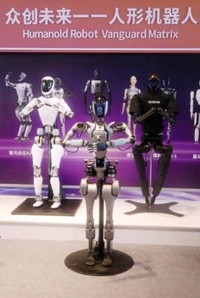 Unitree Robot at Fashionweek in Shanghai A Unitree robot dog and a model walk on the runway during Fashion Week in Shanghai, China, on October 27, 2024. Shanghai China  Copyright: xCFOTOx originalFilename: cfoto-unitreer241029_npZ26.jpg