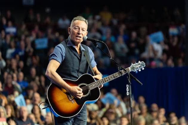 Entertainment Themen der Woche KW44 Bilder des Jahres 2024, Entertainment 10 Oktober Entertainment Bilder des Tages Former President Barack Obama Rallies For Harris-Walz In Philadelphia Singer Bruce Springsteen performs at a Harris-Walz campaign rally in Philadelphia, Pennsylvania, United States, on October 28, 2024. Philadelphia United States  Copyright: xNathanxMorrisx originalFilename: morris-formerpr241028_npBNt.jpg