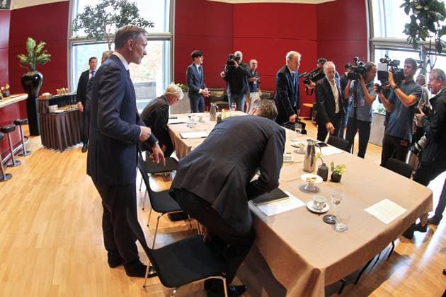 Berlin, Deutschland, 29.10.2024: Bundestag: FDP-Gespräch mit Spitzenverbänden der deutschen Wirtschaft: Bundesminister der Finanzen Christian Lindner (FDP) und FDP-Fraktionschef Christian Dürr nehmen am Tisch platz für das Treffen *** Berlin, Germany, 29 10 2024 Bundestag FDP talks with leading German business associations Federal Minister of Finance Christian Lindner FDP and FDP parliamentary group leader Christian Dürr take their seats at the table for the meeting Copyright: xdtsxNachrichtenagenturx dts_50012