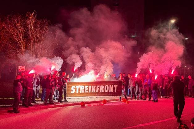 Bilder des Jahres 2024, News 10 Oktober News Bilder des Tages Deutschland, Warnstreik bei Koenig und Bauer in Radebeul Radebeul - IG Metall ruft zum Warnstreik auf: Mitarbeiter von König & Bauer legen Arbeit nieder 29.10.2024 gegen 0 Uhr Radebeul, Friedrich-List-Straße (Firma König & Bauer ) Die IG Metall ruft ab Dienstag zu Warnstreiks in der deutschen Metall- und Elektroindustrie auf, um eine Lohnerhöhung von sieben Prozent für ihre 3,9 Millionen Mitglieder durchzusetzen. Die Arbeitgeber bieten bislang 3,6 Prozent über 27 Monate, was sie mit einer schwachen Konjunktur und Auftragsmangel begründen. Die IG Metall fordert dagegen eine Erhöhung zur Stärkung der Kaufkraft. Erste Proteste fanden in der Nacht zu Dienstag unter anderem auch beim Druckmaschinenhersteller König & Bauer in Radebeul bei Dresden statt. Dort haben sich rund 50 Leute zu Copyright: xEHLxMedia ChrisxLässigx 20241029_ig-metall-streik-radebeul_2