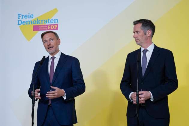 News Bilder des Tages Gespräch mit Spitzenverbänden der deutschen Wirtschaft Der FDP-Fraktionsvorsitzende Christian Dürr und der Bundesminister der Finanzen Christian Lindner trifft sich mit Vertreten der deutschen Wirtschaft im Bundestag. Berlin Berlin GER *** Meeting with leading German business associations FDP parliamentary group leader Christian Dürr and Federal Minister of Finance Christian Lindner meet with representatives of German business in the Bundestag Berlin Berlin GER