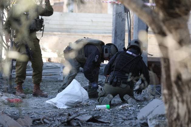 News Themen der Woche KW44 (241029) -- MA ALOT-TARSHIHA (ISRAEL), Oct. 29, 2024 -- Members of Israeli security forces work at the site of a rocket attack from Lebanon, in Ma alot-Tarshiha, northern Israel, on Oct. 29, 2024. A 22-year-old man was killed on Tuesday after a rocket from Lebanon directly struck a house in Ma alot-Tarshiha, a city in northern Israel, according to Israel s MDA rescue service. ( via Xinhua) ISRAEL-MA ALOT-TARSHIHA-LEBANON-ROCKET ATTACK DavidxCohen JINI 