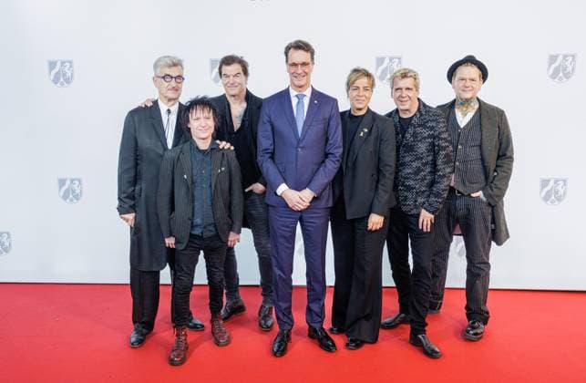 Bilder des Jahres 2024, Entertainment 10 Oktober Entertainment Bilder des Tages 30.10.2024. Düsseldorf. Preis für Punk: Die Toten Hosen werden im Roncalli s Apollo Varieté mit dem Staatspreis des Landes Nordrhein-Westfalen geehrt. Hier mit NRW-Ministerpräsident Hendrik Wüst, seiner Stellvertreterin Mona Neubaur und Regisseur Wim Wenders. Düsseldorf Roncalli s Apollo Varieté Nordrhein-Westfalen Deutschland *** 30 10 2024 Düsseldorf Prize for Punk Die Toten Hosen are honored with the State Prize of North Rhine-Westphalia at Roncalli s Apollo Varieté Here with NRW Minister President Hendrik Wüst, his deputy Mona Neubaur and director Wim Wenders Düsseldorf Roncalli s Apollo Varieté North Rhine-Westphalia Germany