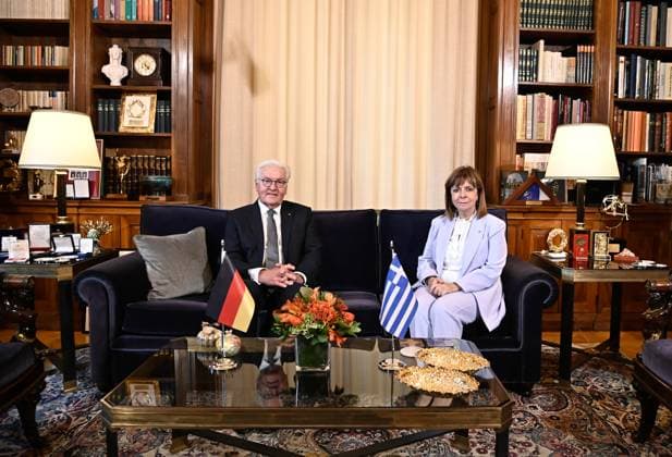News Themen der Woche KW44 News Bilder des Tages President of Greece Katerina Sakellaropoulou (R) welcomes the President of Germany Frank-Walter Steinmeier (L) at the Presidential Palace, Athens, Greece, 30 October 2024.. The German president is on an official three-day visit to Greece from 29 to 31 October 2024. IMAGO ONE INCH PRODUCTIONS ATHENS Greece Copyright: xOnexInchxProductionsx 6357450
