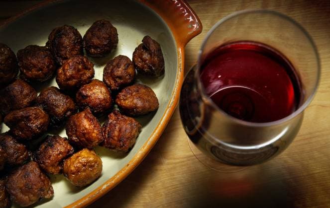 STOCKHOLM 20041208 Christmas food and red wine Meatballs and a glass of wine Photo Dan Hansson SvD SCANPIX code 30062 x30062x  Copyright: xDanxHanssonx xSvDx xTTx 30062