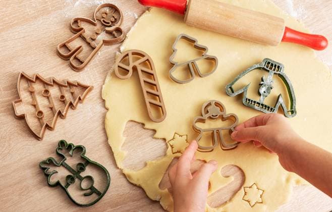 Children s hands with gingerbread cookies on wooden background, top view Model Released OlenaRudo_ID23845_692108_006 Copyright: xx