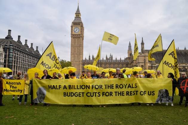 News Themen der Woche KW44 Bilder des Jahres 2024, News 10 Oktober News Bilder des Tages Großbritannien, Anti-Monarchie Proteste in London October 30, 2024, London, United Kingdom: Protesters hold a banner critical of payments to the royal family and budget cuts for the rest of the population, as anti-monarchy group Republic stage a protest in Parliament Square on Budget Day. London United Kingdom - ZUMAs197 20241030_aaa_s197_129 Copyright: xVukxValcicx