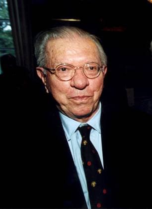 SCANPIX SWEDEN, 1997. Astronomen Fred Hoyle. Den engelske astronom som myntade begreppet -Big Bang- om universums födelse. Hoyle var akademiker vid anrika Cambridge, men ocksa science fiction-författare. x30142x *** SCANPIX SWEDEN, 1997 Astronomer Fred Hoyle The English astronomer who coined the term Big Bang about the birth of the universe Hoyle was an academic at prestigious Cambridge, but also a science fiction writer x30142x  Copyright: xTomasxOneborg TTx 30142