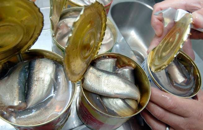 STOCKHOLM 20050816 Cans of sour herring Photo Tomas Oneborg SvD SCANPIX Code 30142 x30142x  Copyright: xTomasxOneborg SvD TTx 30142