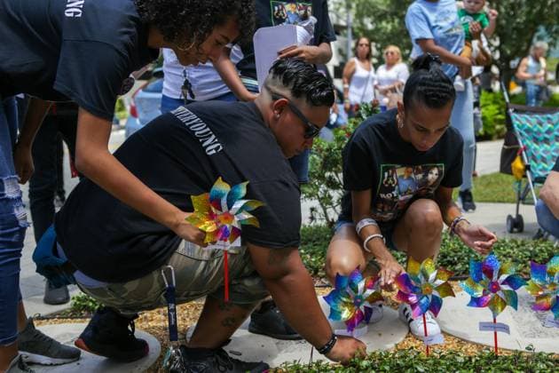 12 de junio 2018. Orlando, Florida. Actividades de recordacioÂ³n de las voÂ­ctimas de Pulse. A dos aoÂ±os de que Omar Mateen entroÂ³ en la discoteca Pulse en Orlando y matoÂ³ a 49 personas e hirioÂ³ a otras 53. Actividad de campanazos en la Primera Iglesia Metodista Unida. En la foto asistentes colocan molinillos de vientos con los nombres de las voÂ­ctimas. Especial para GFR Media Carla D. MartoÂ­nez 2018 Puerto Rico EDITORIAL USE ONLY *** June 12, 2018 Orlando, Florida Remembrance activities for Pulse victims Two years to the day since Omar Mateen walked into Pulse nightclub in Orlando and killed 49 people and injured 53 others Bell ringing activity at First United Methodist Church Pictured attendees place pinwheel  Copyright: xGDA ElxNuevoxDia PuertoxRicox-xTodosxlosxderechosxreservados.xProhibidoxelxusoxoxreproducci&oacute;nxdexestaximagenxenxPuertoxRicox CarlaxDxMartinezx prelnuevodiapic423562