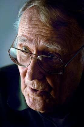 HAPARANDA 20061114 IKEA-grundaren Ingvar Kamprad vid invigningen av Sveriges nordligaste IKEA varuhus i Haparanda. HAPARANDA SVERIGE x30142x *** HAPARANDA 20061114 IKEA founder Ingvar Kamprad at the opening of Swedens northernmost IKEA store in Haparanda HAPARANDA SWEDEN x30142x  Copyright: xTOMASxONEBORGx xSvDx xTTx INGVAR KAMPRAD