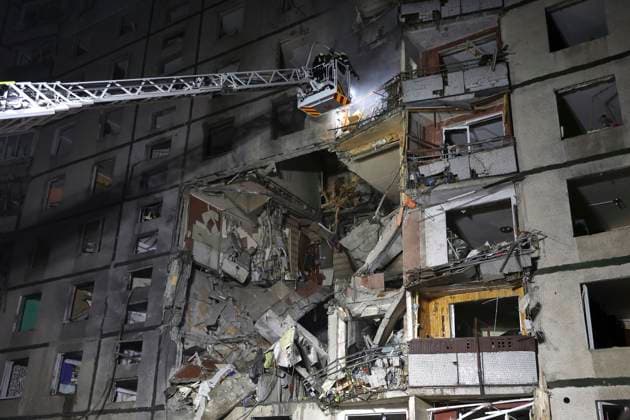 News Themen der Woche KW44 Bilder des Jahres 2024, News 10 Oktober KHARKIV, UKRAINE - OCTOBER 31, 2024 - Rescuers use an aerial ladder to put out a fire in a nine-storey residential building damaged by a Russian glide bomb, Kharkiv, northeastern Ukraine. An 11-year-old boy was killed and 34 residents were injured in the bombing. Russian bomb strikes Kharkiv apartment block  Copyright: xViacheslavxMadiievskyix